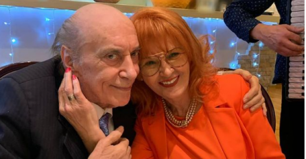 MLADA SLUŽILA KIFLICE, on nazdravljao kafom: Ovako je izgledalo vjenčanje Tozovca (84) u njegovom stanu, SVI GLEDAJU U MLADU (FOTO)