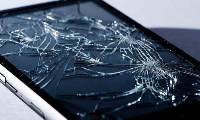 razbijeno-staklo-na-mobitelu