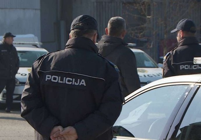 POLICIJA TRAGA ZA RAZBOJNIKOM: Maskiran i prijeteći pištoljem opljačkao trgovinu u Sarajevu