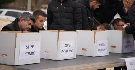 Rijeka ljudi stiže na sahranu šest mladih iz Posušja: Prizori kidaju dušu i srce