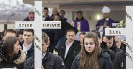 Tužna slika iz Posušja danas: Pogledajte šta su uplakani prijatelji iz razreda držali u rukama (FOTO)