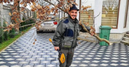 DARKO LAZIĆ OTIŠAO U ŠUMU PO BADNJAK: A u šumi prava fešta, POGLEDAJTE MUŠKARCE KOJI SU GA SAČEKALI (FOTO)