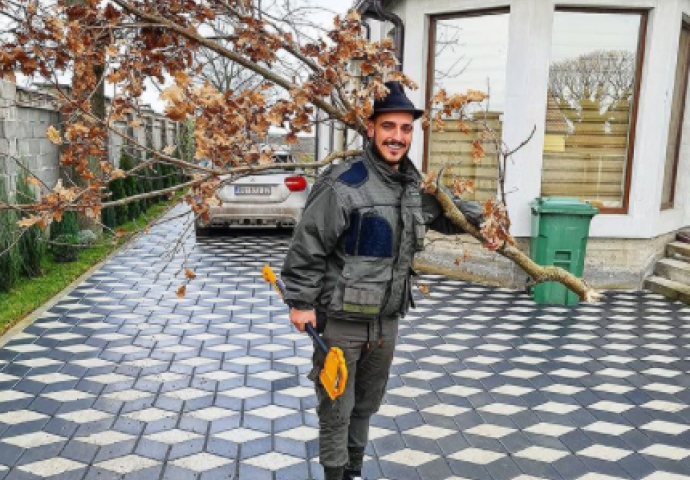 DARKO LAZIĆ OTIŠAO U ŠUMU PO BADNJAK: A u šumi prava fešta, POGLEDAJTE MUŠKARCE KOJI SU GA SAČEKALI (FOTO)