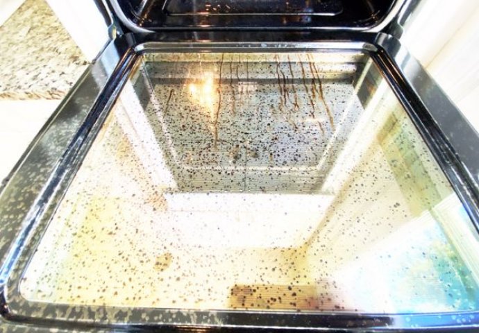 Sjajan trik za čišćenje pećnice bez ribanja: Napravite smjesu koja čisti - dok vi spavate