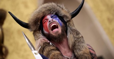 U KONGRESU SA KACIGOM NA GLAVI: “Bafalo Bil” glavna zvijezda nemira u Vašingtonu