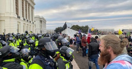 Interventna policija stigla: Demonstranti se povukli sa stepenica Capitol Hilla
