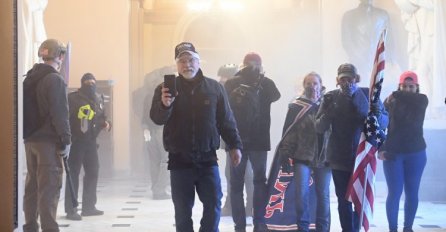 ČETVERO MRTVIH U NEREDIMA U AMERICI: Uhapšeno 52 ljudi, nastavljena sjednica za potvrdu Bidenove pobjede