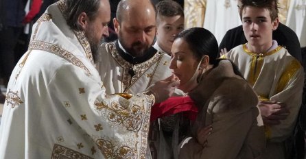 CECA U PONOĆ SNIMLJENA U CRKVI: Evo ko je bio s njom, DRŽI GA ZA RUKU (FOTO)