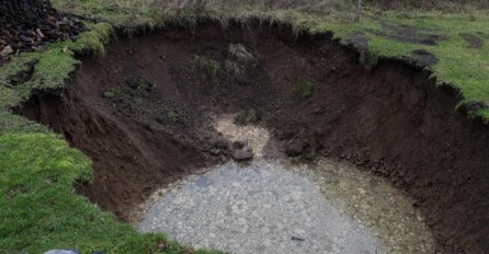 OGROMNA RUPA U SELU IZMEĐU PETRINJE I SISKA: Mještani strahuju, boje se da će ih progutati