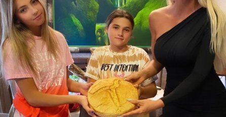 POGLEDAJTE KAKO JELENA KARLEUŠA PROSLAVLJA BOŽIĆ: Objavila sliku sa kćerkama, ali svi gledaju u jedan detalj! VIDITE LI ŠTA JE NEOBIČNO?