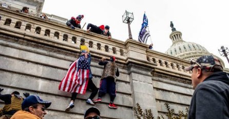 Peta žrtva nasilja u Washingtonu, preminuo policajac