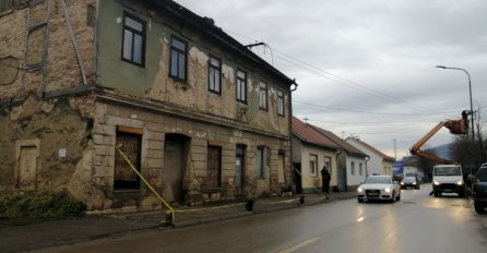 LJUDI I DALJE U STRAHU: Zemljotres dodatno oštetio zgradu opštine u Kostajnici