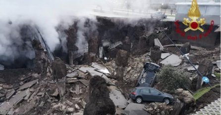 SVE SLUŽBE NA TERENU: Velika rupa jutros "progutala" automobile na parkingu bolnice u Napulju