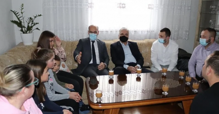 Ovo su učenici koji su kažnjeni zbog Dana državnosti BiH: Ramiz Salkić ih posjetio, EVO ŠTA IM JE PORUČIO