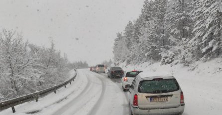 SNIJEG NAPRAVIO KOLAPS, PUTEVI ZATRPANI: Automobil smrskan u lančanom sudaru na Zlatiboru, pojedina planinska sela potpuno odsječena(FOTO)