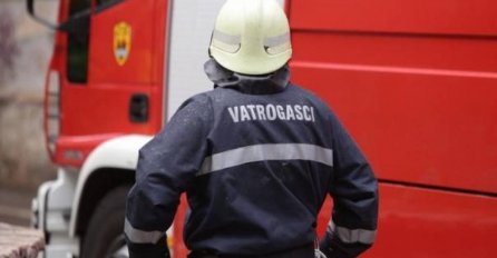 VATROGASCI NA TERENU: Požar u migrantskom kampu u Blažuju