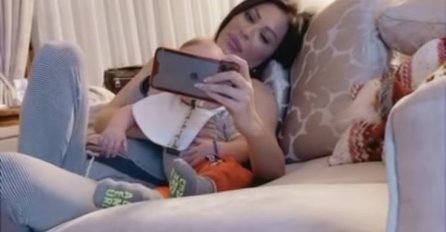 CECA SLUŠA PJESMICU, ŽELJKO GLEDA TV: Pjevačica objavila snimak božićnog uživanja sa unukom  (VIDEO)