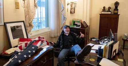 UHAPŠEN DEMONSTRANT KOJI SE SLIKAO U KABINETU NENSI PELOSI! FBI se ŠOKIRAO onim što su mu našli u kamionetu! /FOTO/