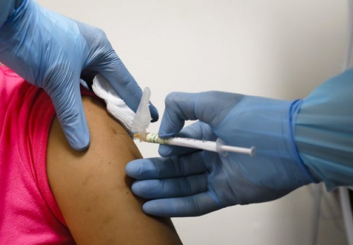 Koronavirus i lažne vijesti o vakcinama: Mikročipovi, mijenjanje DNK i druge netačne tvrdnje