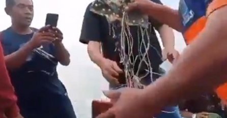 BOING 737 PAO U MORE, SAMO NESTAO S RADARA: Spasioci vade dijelove iz vode! Sa 50 putnika poletio iz Džakarte, izgubio kontakt sa kontrolom leta