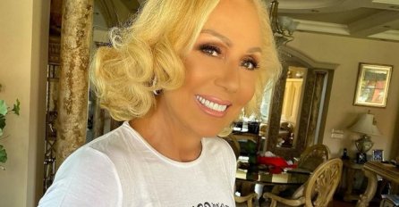 GODINE JOJ NIŠTA NE MOGU Lepa Brena pozirala u roze bikiniju, izgledom ostavlja BEZ RIJEČI (FOTO)