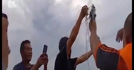 "Čuli smo dvije eksplozije, avion je POPUT MUNJE SLETIO U MORE": Svjedoci koji su vidjeli jeziv pad letjelice u Indoneziji