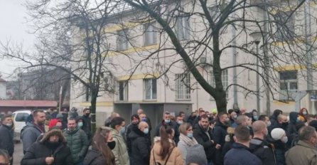 SAMO U BIH! Ogromna gužva ispred poliklinike: Bez maski i distance, a došli na COVID testiranje