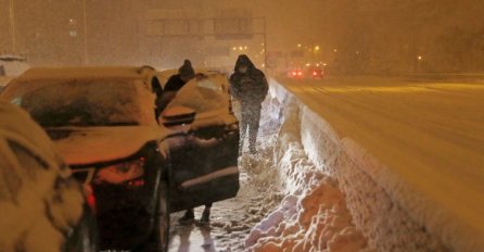 “OSTANITE U KUĆAMA”, SNIJEG ZATRPAO GRAD, putevi blokirani: Nevrijeme izazvalo haos u Španiji