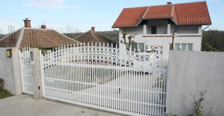 KUĆA NA 2 SPRATA, A IZA NJE ŠTALA, OVDJE ŽIVI SRPSKA PJEVAČICA: Zavirite u njen dom (FOTO)