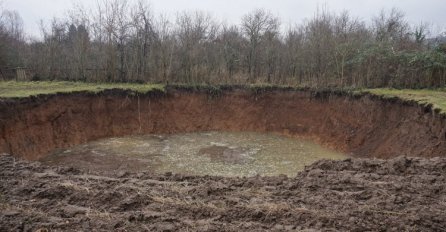 Trideset rupa kod Petrinje, najveća u selu Mečenčani i dalje se širi