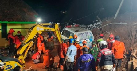 STRADALO 11 LJUDI, NA DESETINE POVRIJEĐENO: Obilne kiše i nevrijeme pokrenule klizišta na zapadu Indonezije