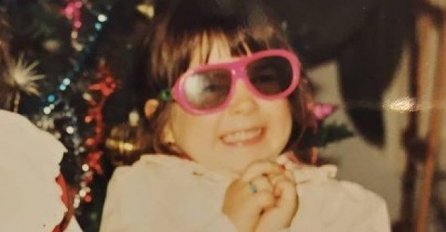 DA  LI PREPOZNAJETE DJEVOJČICU SA SLIKE? DANAS JE POZNATA  I SVAKI DAN JE VIĐATE NA TV: Oblači kratko i muškarcima oduzima dah!