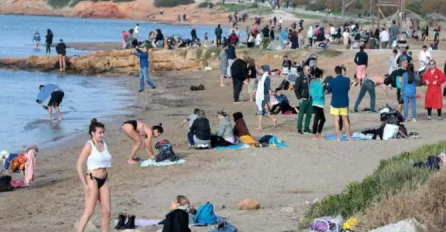 Vruć talas u Grčkoj: 28 stepeni, Grci masovno na plažama (FOTO)