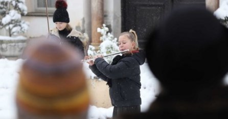 Učenici na snijegu svirali za obnovu razrušene muzičke škole u Sisku