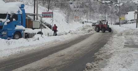 SNIJEG NAPRAVIO POTPUNI HAOS: Zatrpani putevi i petsto domaćinstava bez struje,  proglašena vanredna situacija u Prijepolju