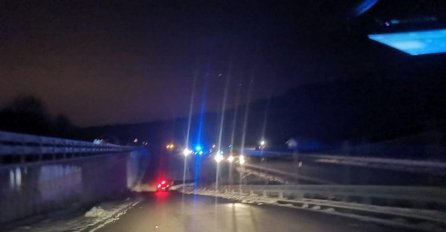 Saobraćajna nesreća na autoputu u BiH, vozilo završilo na krovu: Policija i hitna pomoć na licu mjesta