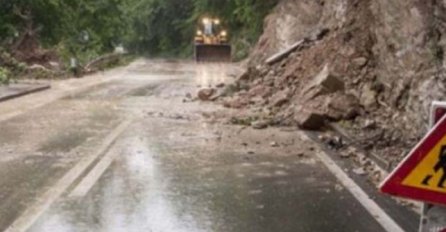 Vozači, oprez: Mokar kolovoz, učestali odroni zemlje i kamenja