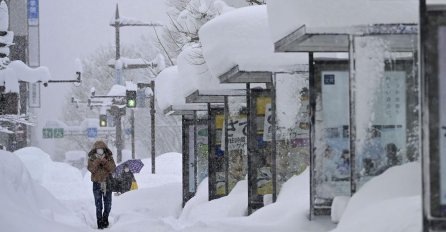 PALO VIŠE OD METAR SNIJEGA, 8 LJUDI STRADALO U SNJEŽNOJ OLUJI: Pogledajte prizore iz Japana! (VIDEO)