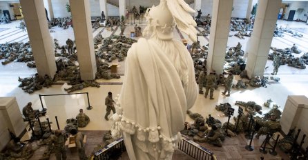 ČEKA SE GLASANJE O OPOZIVU TRAMPA: Stotine vojnika Nacionalne garde čuvaju Kapitol hil (FOTO)