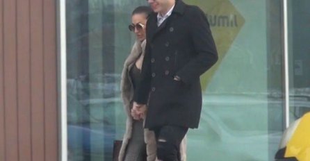 PRVI JAVNI IZLAZAK CECE I NJENOG DEČKA: Izašli na ulicu, drže se za ruke, PAO I POLJUBAC (FOTO)