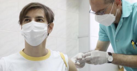 Ana Brnabić primila drugu dozu vakcine, svi primijetili 1 detalj na njenoj majici