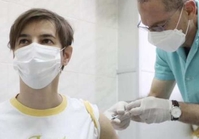 Ana Brnabić primila drugu dozu vakcine, svi primijetili 1 detalj na njenoj majici