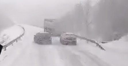 SNIJEG ZATRPAO PUTEVE U BiH, VOZILA ZAGLAVLJENA NA CESTI: Evo gdje je najteže