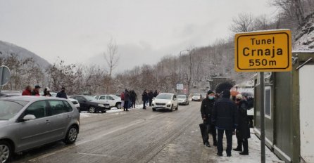 Privrednici blokirali cestu M-17 zbog radova tunela Crnaja