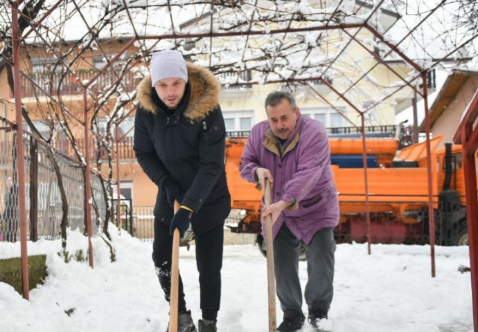 Stanivuković sa Banjalučanima čisti snijeg: Nikad nisam bio neko ko bježi od odgovornosti i posla