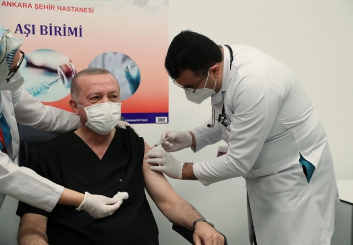 Predsjednik Turske Erdogan javno primio kinesku vakcinu protiv koronavirusa