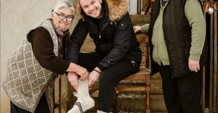 Draško Stanivuković dobio priglavke na poklon: Evo šta je uradio za ove dvije bake! 