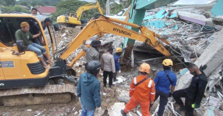 STRAVIČAN POTRES ODNIO 42 ŽIVOTA: Srušile se zgrade, mnoga naselja bez struje u Indoneziji, 15.000 ljudi evakuisano