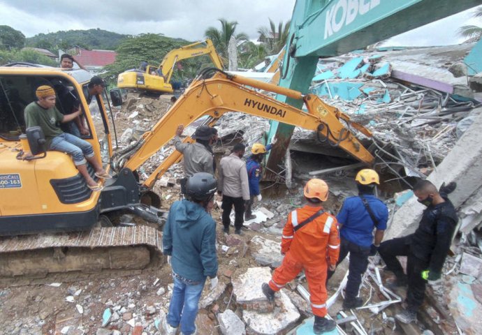 STRAVIČAN POTRES ODNIO 42 ŽIVOTA: Srušile se zgrade, mnoga naselja bez struje u Indoneziji, 15.000 ljudi evakuisano