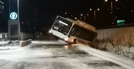 Nesreća u Sarajevu: Autobus sletio u kanal pored puta